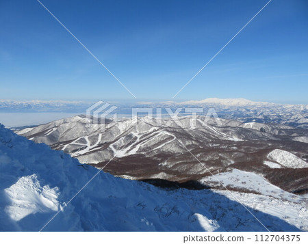 Mt. Bandai in midwinter (Mt. Nekomagatake and Mt. Iide seen from just below the summit) 112704375