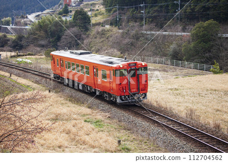 Kiha 41 下山穿過山村 112704562