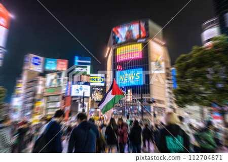 Japan's Tokyo cityscape Issues facing the world...Call for "Japanese government to seek ceasefire" and waving national flags in front of Shibuya Station on the 17th 112704871