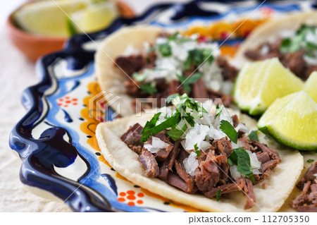 Barbacoa 牛肉炸玉米餅 Tacos de barbacoa de res Barbacoa 牛肉炸玉米餅 Tacos de barbacoa de res 112705350