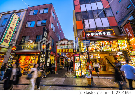 日本橫濱市三月的城市景觀:橫濱唐人街擠滿了遊客。與冠狀病毒大流行之前一樣......邁向希望時代 = 15th 日本橫濱市三月的城市景觀:橫濱唐人街擠滿了遊客。與冠狀病毒大流行之前一樣......邁向希望時代 = 15th 112705695