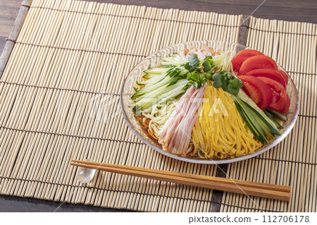 經典的夏季日式涼茶放在玻璃盤上,鋪上竹製餐墊。 經典的夏季日式涼茶放在玻璃盤上,鋪上竹製餐墊。 112706178