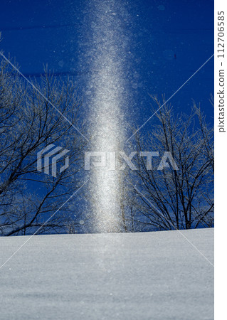 閃閃發光的鑽石塵太陽柱 - 北海道冬季的壯麗景色 閃閃發光的鑽石塵太陽柱 - 北海道冬季的壯麗景色 112706585