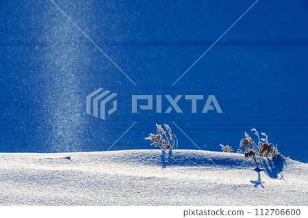 閃閃發光的鑽石塵太陽柱 - 北海道冬季的壯麗景色 112706600