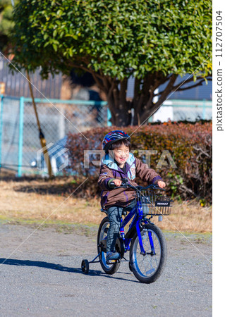 男孩在公園裡騎腳踏車 112707504