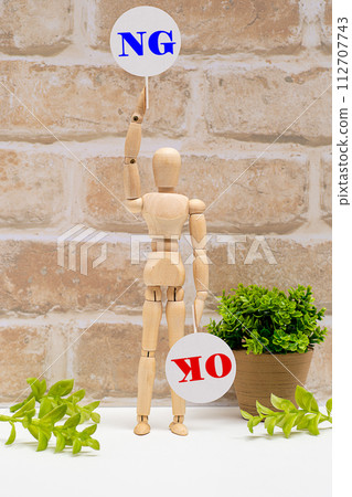舉起NG板的繪圖娃娃 112707743