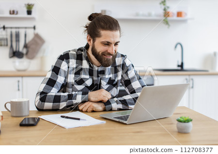 Young man holding online conference with coworkers from home office. 112708377