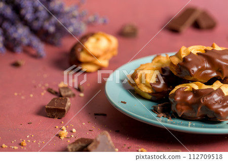 Apricot shortbread cookies. Menu concept. Freshly baked cookies with apricot jam and dark chocolate Apricot shortbread cookies. Menu concept. Freshly baked cookies with apricot jam and dark chocolate 112709518