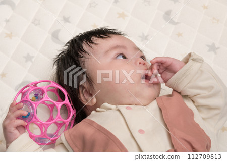 [Baby sucking thumb and toys] 112709813