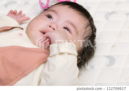 [Baby sucking thumb and toys] 112709817