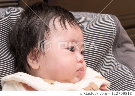 [Baby drools while sitting] 112709818
