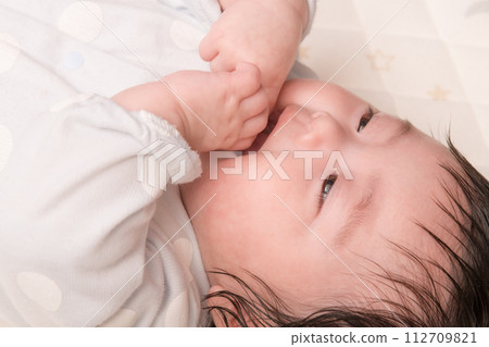 [Baby thumb sucking] 112709821