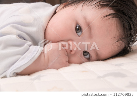 [Baby sucking thumb, lie face down] 112709823