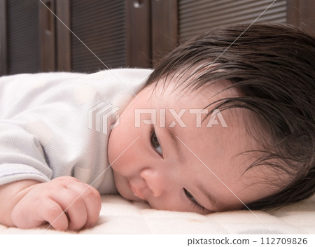 [Baby lie face down] 112709826