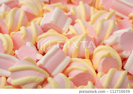 Group of pink marshmallows close-up. Colorful marshmallow candies for background use 112710039