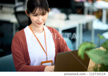 在明亮辦公室的辦公桌前工作的女商人 112710114