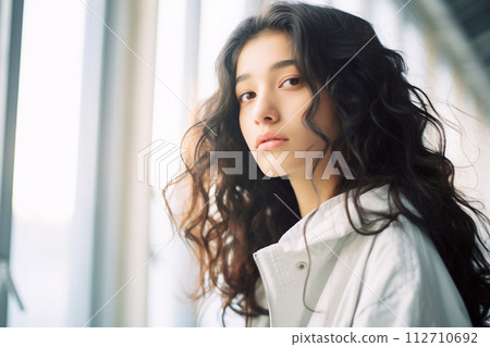 自然妝容的女人肖像 自然妝容的女人肖像 112710692