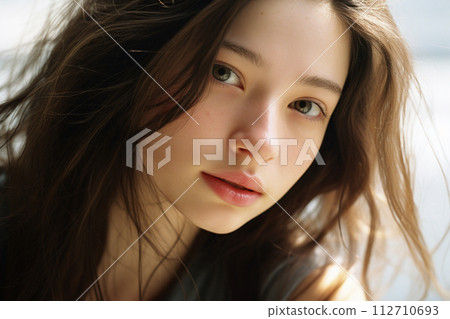 自然妝容的女人肖像 112710693