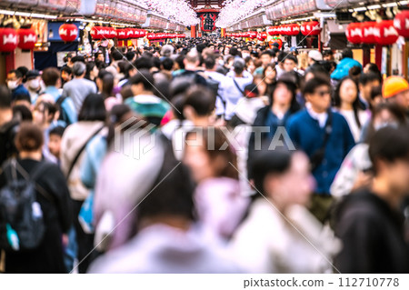 日本東京市容人潮洶湧...威脅人群...淺草寺擠滿了外國遊客，比冠狀病毒爆發前還要多=3月17日 112710778