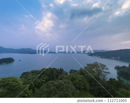 從台灣的一座小山上看到的日月潭和周圍的山脈/台灣日月潭 從台灣的一座小山上看到的日月潭和周圍的山脈/台灣日月潭 112711005