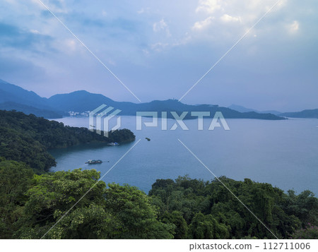 從台灣的一座小山上看到的日月潭和周圍的山脈/台灣日月潭 112711006