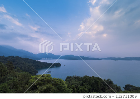 從台灣的一座小山上看到的日月潭和周圍的山脈/台灣日月潭 從台灣的一座小山上看到的日月潭和周圍的山脈/台灣日月潭 112711009