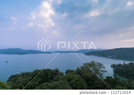 從台灣的一座小山上看到的日月潭和周圍的山脈/台灣日月潭 112711014
