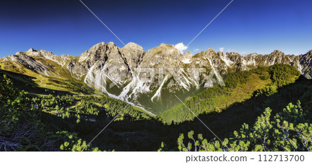 Mountain landscape of the Stubai Alps 112713700