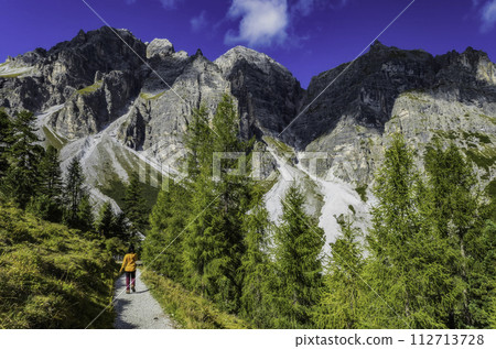 Mountain landscape of the Stubai Alps 112713728