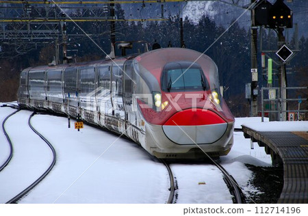 Walking along Akita Road as spring approaches and the snow melts... ``Komachi'' E6 series at Tazawako Station Walking along Akita Road as spring approaches and the snow melts... ``Komachi'' E6 series at Tazawako Station 112714196
