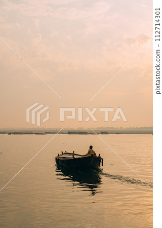 日落時漂浮在恆河上的船 日落時漂浮在恆河上的船 112714301