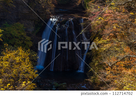 秋天的長野、奧館科、紅葉最佳時期、橫谷（橫谷）、大瀧 112714702