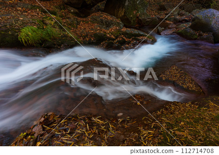 Nagano in autumn, Okutateshina, the best time to see the autumn leaves, Yokotani Valley (Yokotani Gorge) Nagano in autumn, Okutateshina, the best time to see the autumn leaves, Yokotani Valley (Yokotani Gorge) 112714708