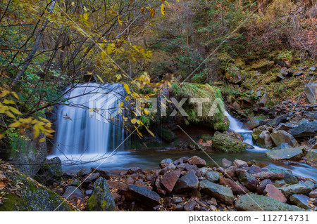 Autumn in Nagano, Okutateshina during the peak of autumn leaves, Yokotani Valley (Yokotani Gorge), Kirifuri Falls Autumn in Nagano, Okutateshina during the peak of autumn leaves, Yokotani Valley (Yokotani Gorge), Kirifuri Falls 112714731