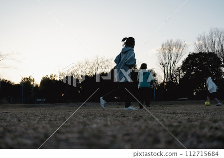 孩子們享受足球直到黃昏 112715684