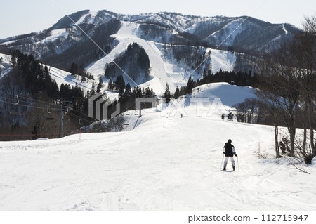Junior high school students enjoying skiing Junior high school students enjoying skiing 112715947