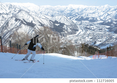 Junior high school students enjoying skiing 112716005
