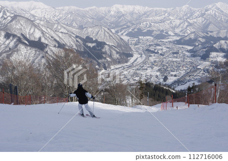 Junior high school students enjoying skiing 112716006