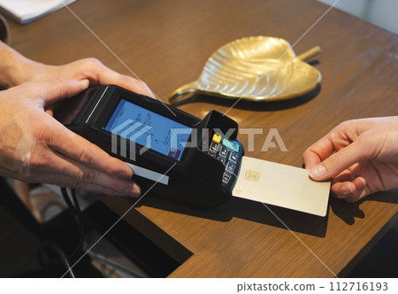 在商店用信用卡手工付款 112716193