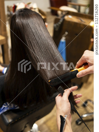 woman with shiny straight hair 112716260