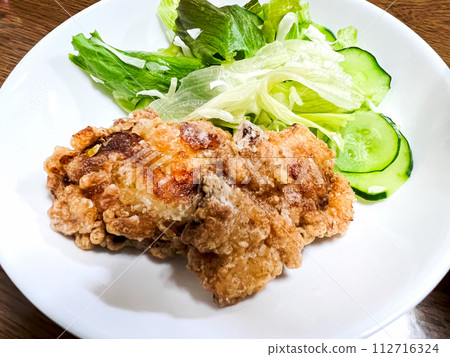 炸雞和沙拉 112716324