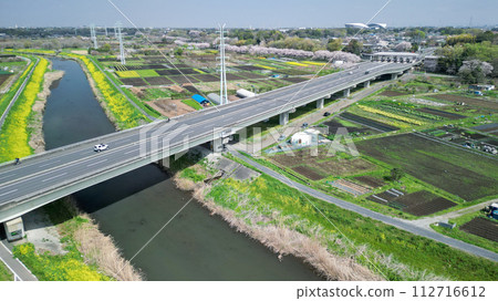 無人機從上方看到的「埼玉縣」新三沼大橋附近的春天景色 無人機從上方看到的「埼玉縣」新三沼大橋附近的春天景色 112716612