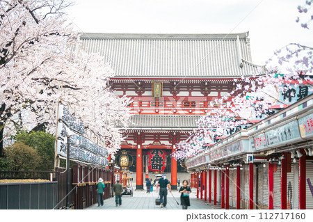 「東京」東京觀光地淺草寺仲見世通和櫻花盛開 112717160