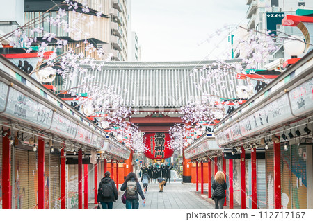 「東京」東京觀光地淺草寺仲見世通和櫻花盛開 112717167