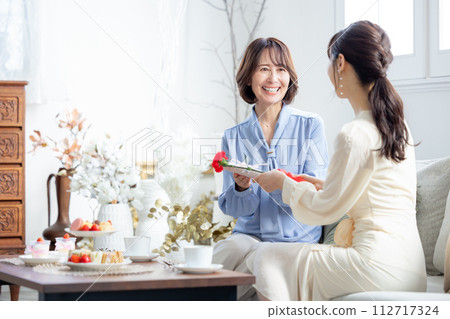 母親節母親收到康乃馨和禮物 112717324