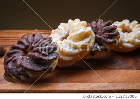 甜甜圈法式油條棕色背景 112718006