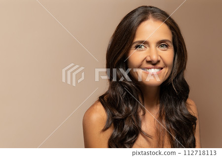 Smiling caucasian old woman with natural basic makeup, enjoy skin care 112718113