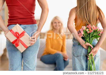 Surprise gift and flowers for grandma, home interior Surprise gift and flowers for grandma, home interior 112718123
