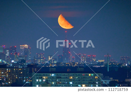 東京澀谷區的冬季夜景和月出（殘月） 112718759