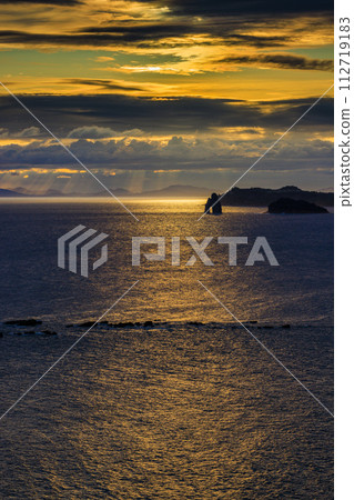 The sea sparkles in the light of the setting sun over the Kakuriki Sea. 112719183